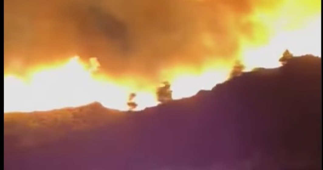 VIDEO Mii de turiști evacuați de pe insula grecească Rodos din cauza unui incendiu forestier masiv