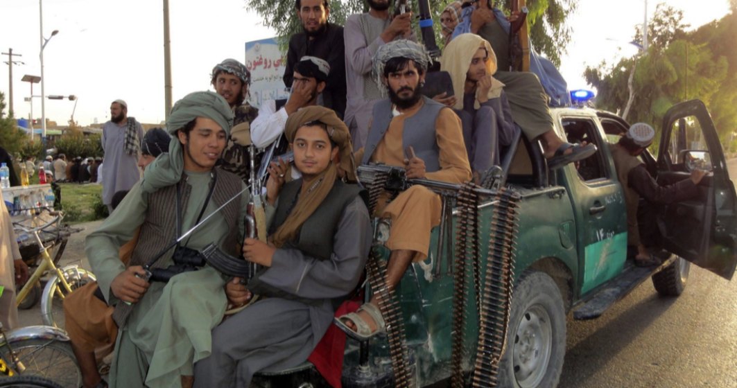 Flagelul începe în Afganistan: tineri biciuiți de talibani pentru că purtau blugi, fiindcă „nu respectă Islamul”