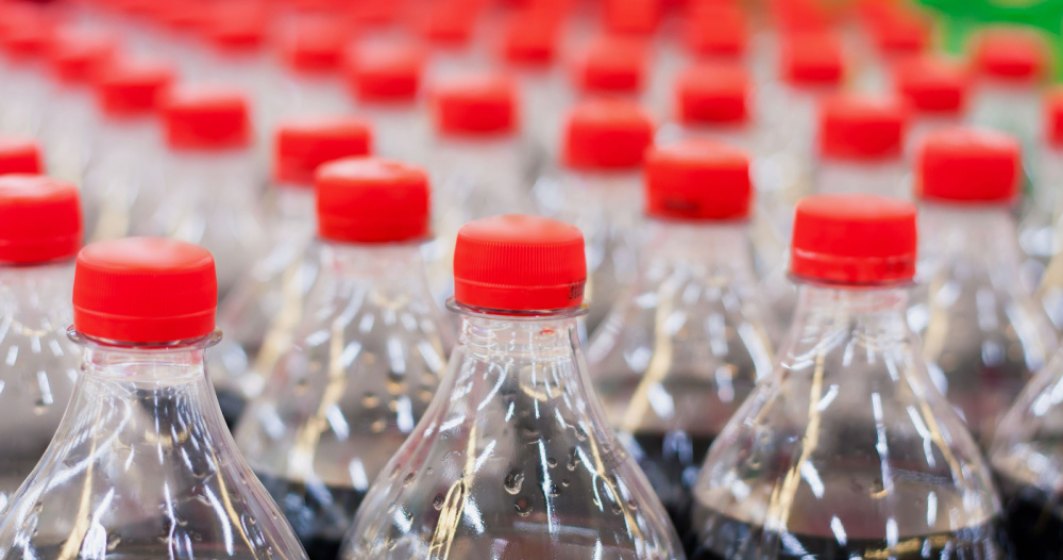 Coca-Cola își schimbă sticlele. Ce este nou la sistemul introdus de companie