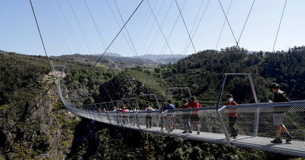 Așa arată cel mai lung pod pietonal din lume inaugurat de Portugalia