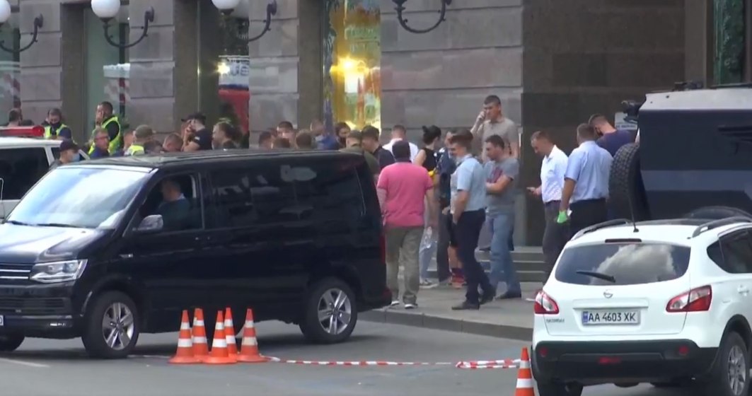 Un bărbat care susține că are o bombă la el s-a baricadat într-o bancă din Kiev