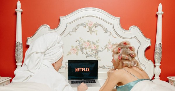 Top 10 cele mai populare seriale de pe Netflix în 2023. Ce producții i-au...