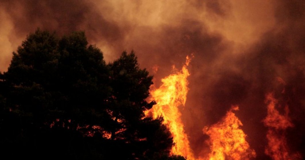 Incendiu la o casa din Bucuresti, extins la un bloc. Cinci persoane au avut nevoie de primul ajutor