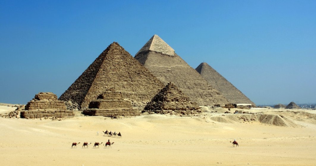 Egiptul renunță la renovarea uneia dintre cele trei mari piramide de la Giza