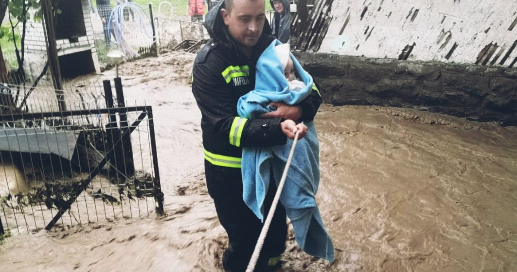 FOTO Inundații grave în toată țara: trei persoane au murit, o fetiță a fost luată de viitură