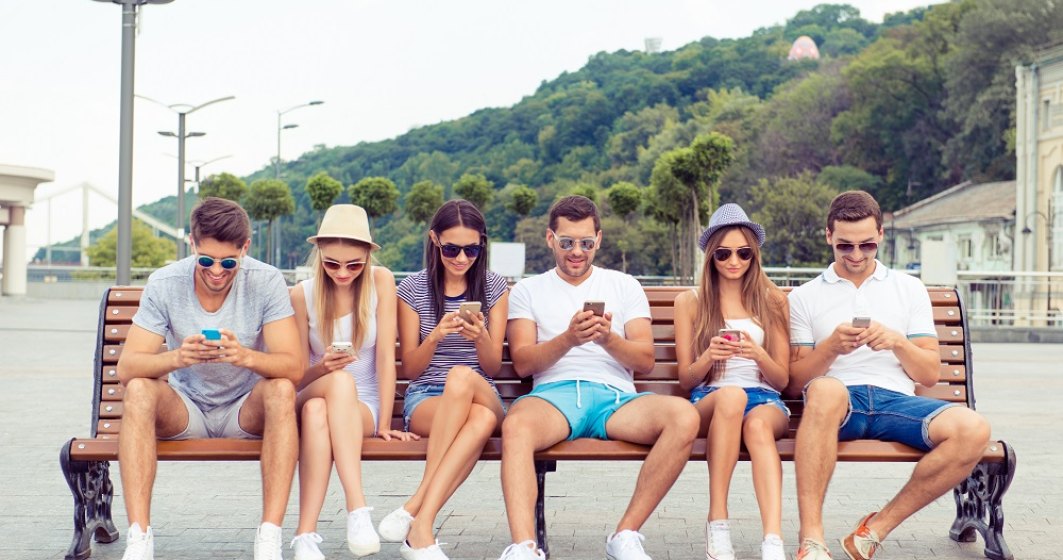 Stăm mai mereu cu telefonul în mână, dar ce facem cu adevărat? Studiu: Românii fac plăți, caută informații și fac shopping online