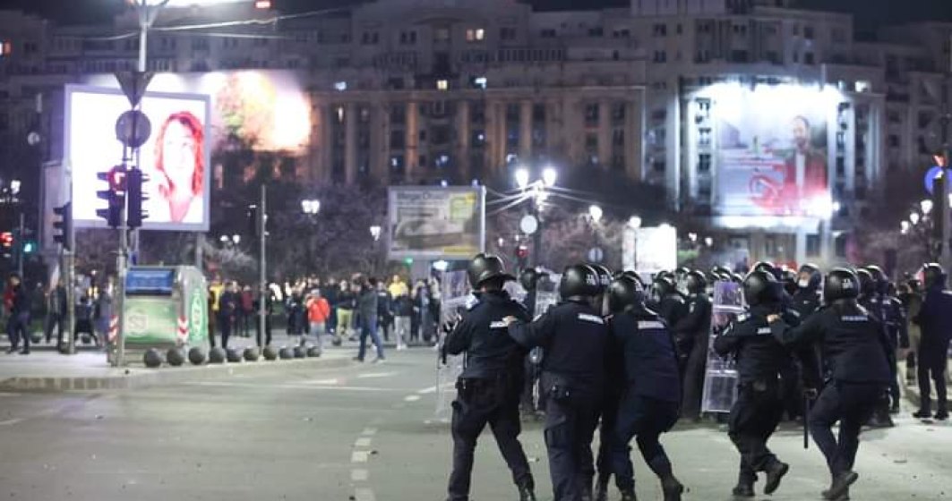 Jandarmeria Română: Protestatarii au devenit violenți, 12 jandarmi au fost răniți