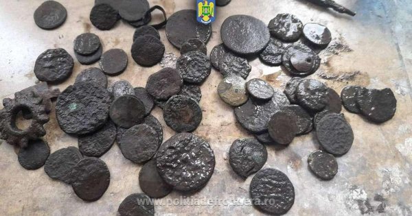 Tezaur antic, găsit de poliție în bagajele unor turiști bulgari. Ar fi fost,...