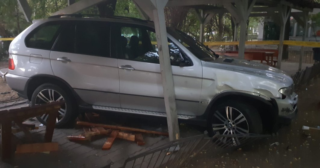 Un șofer și-a parcat BMW-ul într-un chioșc dintr-un parc, în sectorul 6. Reacția primarului: Oricum trebuia reamenajat