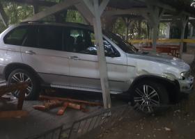 Imagine: Un șofer și-a parcat BMW-ul într-un chioșc dintr-un parc, în sectorul 6....