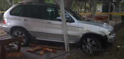 Un șofer și-a parcat BMW-ul într-un chioșc dintr-un parc, în sectorul 6....