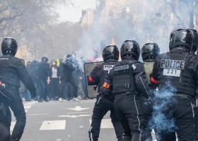 1 mai cu violențe la Paris. Capitala Franței, luată cu asalt de manifestanți,...