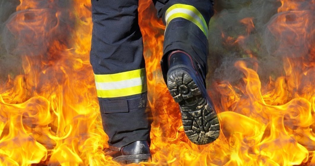 Valcea: Incendiul din Dragasani nu a fost stins nici dupa 48 de ore