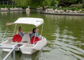 FOTO: Bucureștenii se vor putea plimba gratuit cu barca, pe lacul din Parcul...