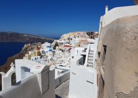 Turiștii întorc spatele insulelor Santorini și Mykonos din cauza prețurilor...