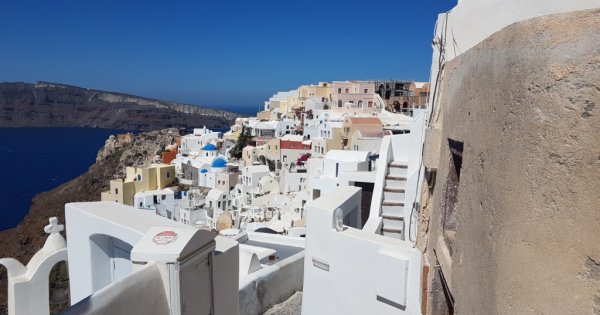 Turiștii întorc spatele insulelor Santorini și Mykonos din cauza prețurilor...