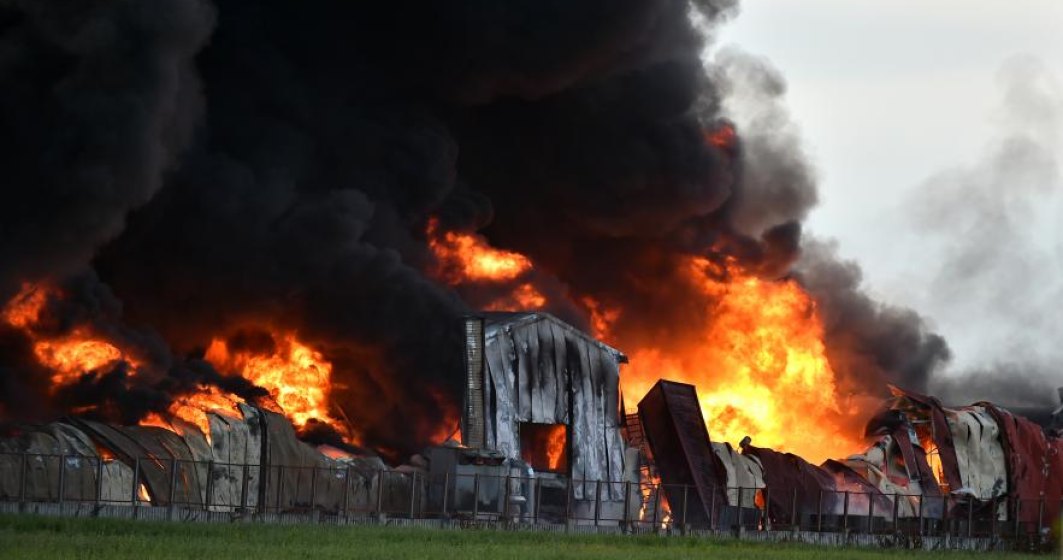 UPDATE Incendiu in Balotesti: O fabrica de mobila si un depozit de mase plastice, complet distruse