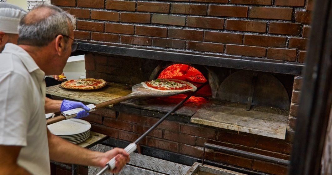 Emblematicele pizzerii din New York ar putea deveni istorie. Orașul le-a pus gând rău localurilor care folosesc cărbuni și lemne de foc