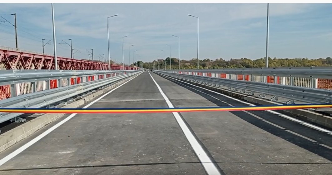 Exces de zel românesc: podul inaugurat la ambele capete