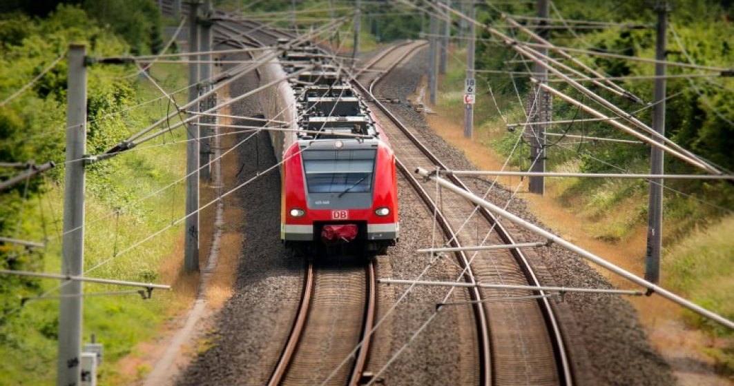 Circulatia feroviara intre Banita si Merisor ramane inchisa, calatorii din cinci trenuri vor fi preluati cu mijloace auto