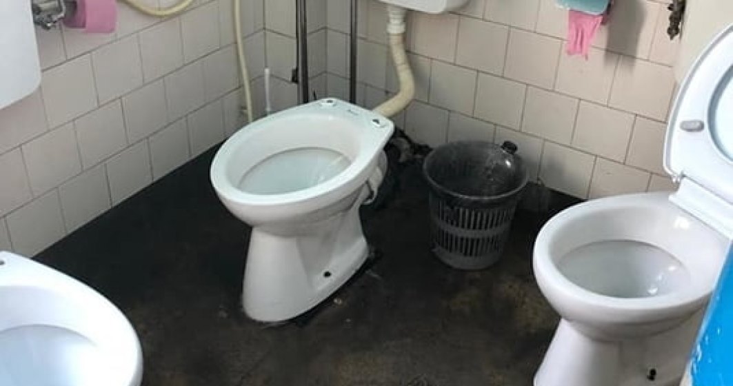 Deputat USR semnaleaza: Spital din Cluj, toaleta cu trei veceuri intr-o incapere
