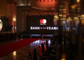Imagine: Mastercard - Bank of the Year: cine sunt jurații care vor stabili la cine...