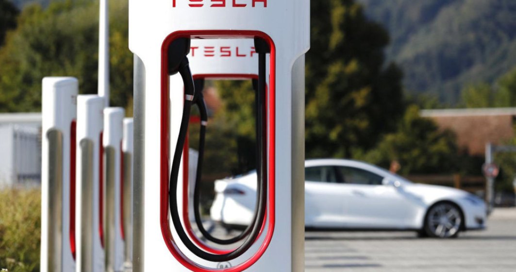 Tesla crește prețul de încărcare a mașinilor electrice la "super-încărcătoarele" sale din Europa