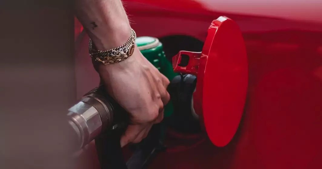 Revoltă în benzinăriile din țară față de prețurile la carburanți. Șoferii alimentează de 50 de bani sau un leu, blocând pompele