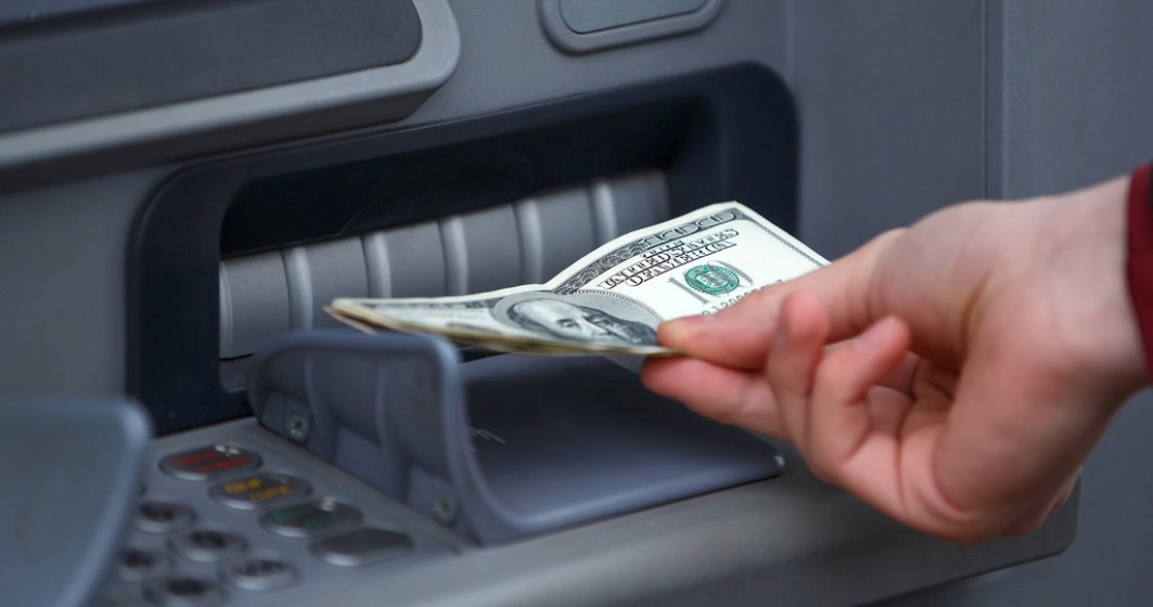 Un american a jefuit o bancă apoi a depus banii la cel mai apropiat bancomat
