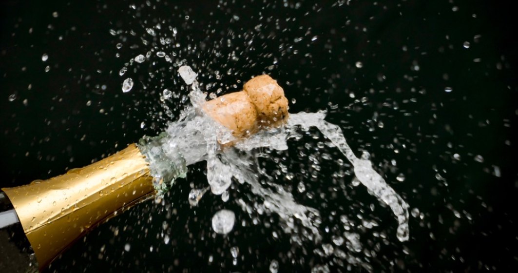 Șampanie contaminată cu ecstasy, vândută online în mai multe state UE. O persoană a murit, alte 11 au ajuns la spital