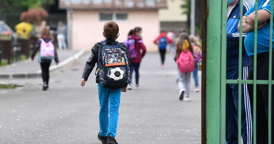 Părinte, despre eliminarea pragului de închidere a școlilor la 6 la mie: Sunt pentru mersul fizic la școala, dar în situația de față îmi e frică