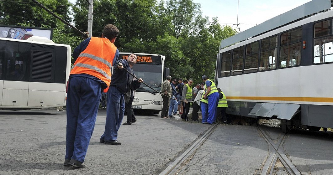 O bucată de șină a trecut prin podea și a rănit un om într-un tramvai din București