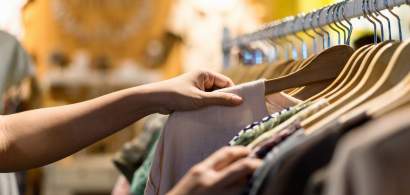 Studiu OLX: Inflația îi împinge pe români să cumpere tot mai des haine...