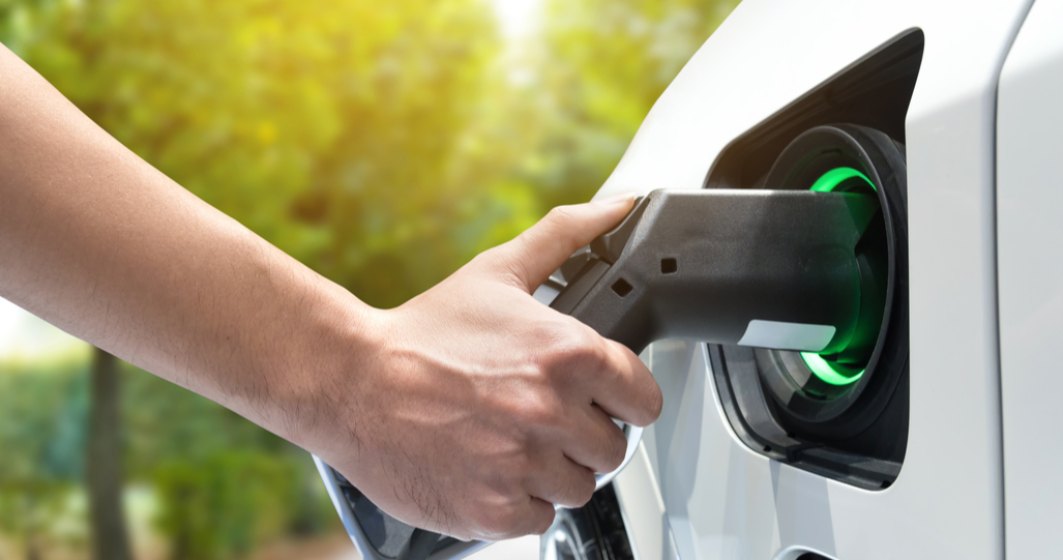 Electrificarea mașinilor ar putea reduce la jumătate consumul mondial de petrol