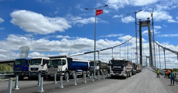 Podul suspendat peste Dunăre va fi dat în circulaţie pe 6 iulie