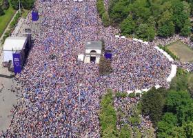 Peste 75.000 de persoane participă la mitingul pro-european din Republica...