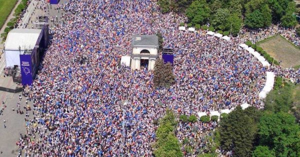 Peste 75.000 de persoane participă la mitingul pro-european din Republica...