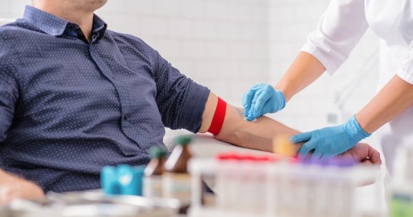Centrele de transfuzie sanguină sunt deschise în 24 de judeţe şi municipiul...