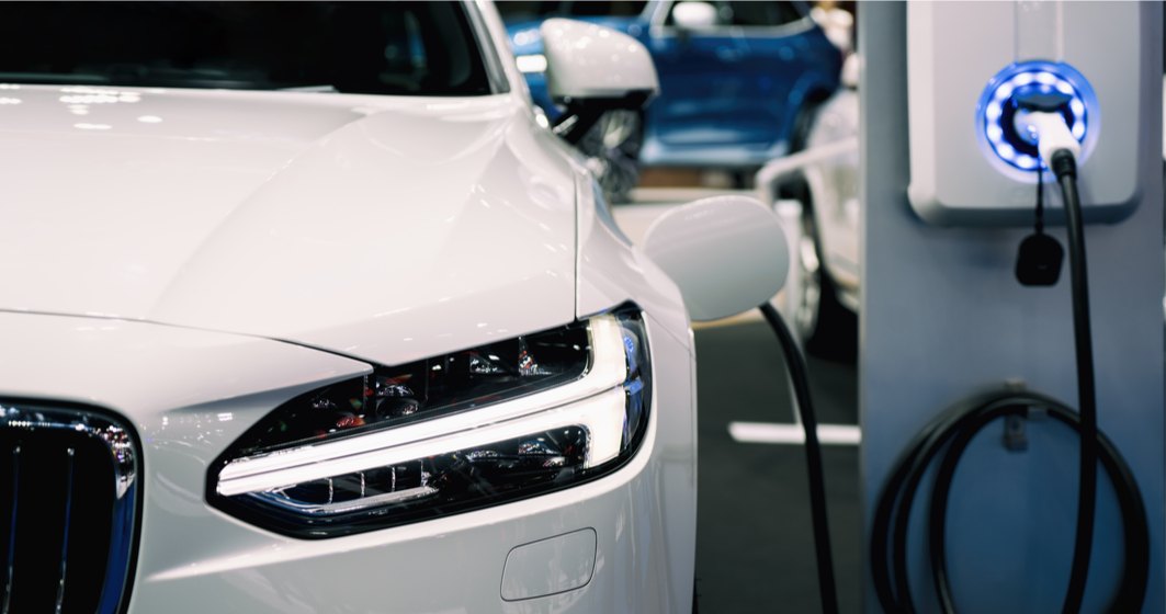 Raport Deloitte: Vânzările de mașini electrice vor crește anual cu 30% în următorul deceniu, iar una din trei mașini nou vândute în 2030 va fi electrică