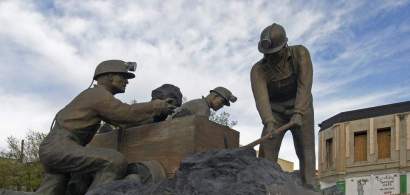 Miile de mineri de la CE Oltenia continua greva si marti, nemultumiti de...