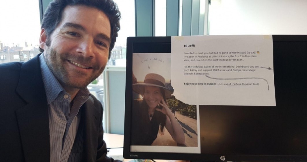 Atentia la detalii face diferenta: CEO-ul LinkedIn a facut un selfie la biroul unui angajat si a ajuns viral