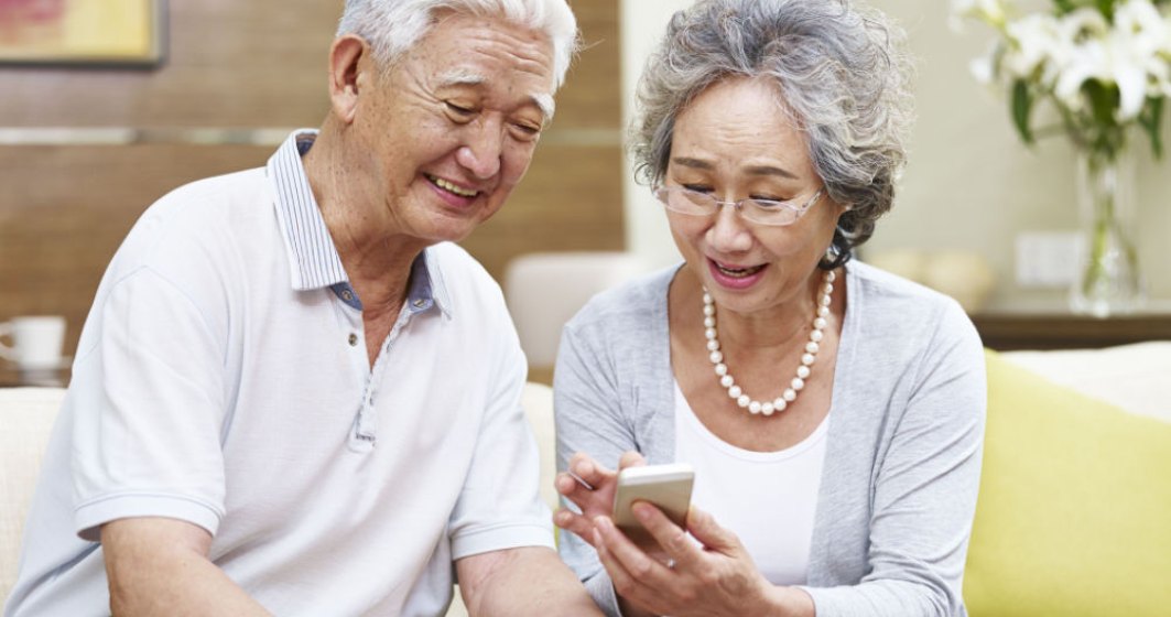 Autoritățile chineze le promit pensionarilor bonusuri și beneficii ca să producă mai multe iPhone-uri