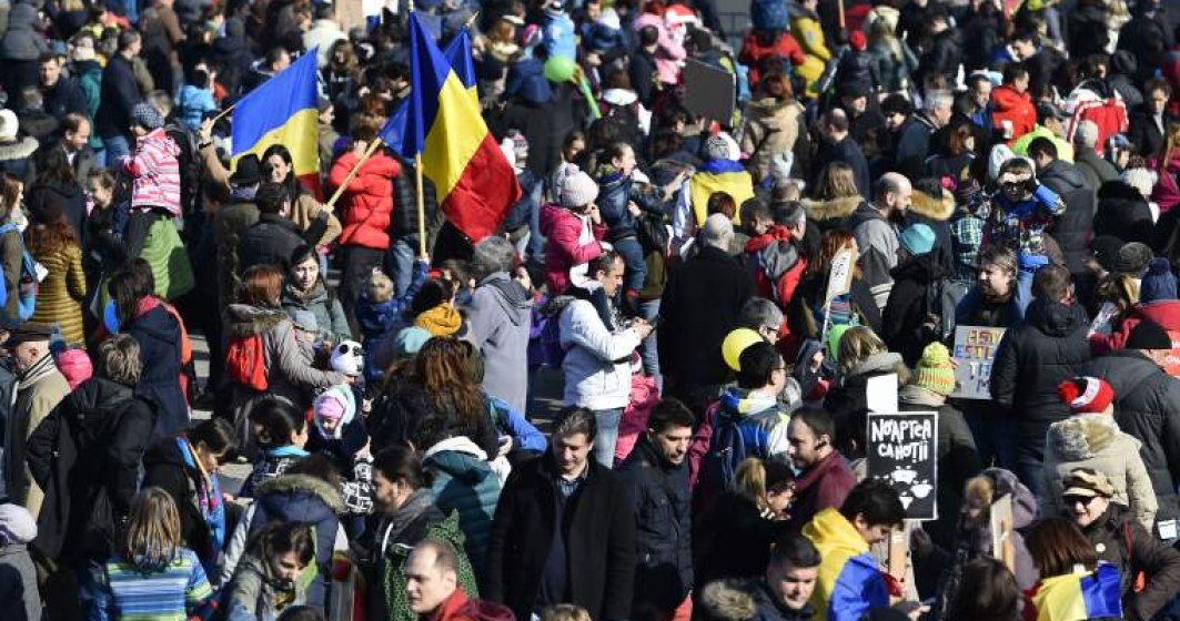 Zeci de studenti din Cluj au ajuns in Gara de Nord; prima oprire a fost la DNA: "Dragnea, nu uita, te asteapta Laura"
