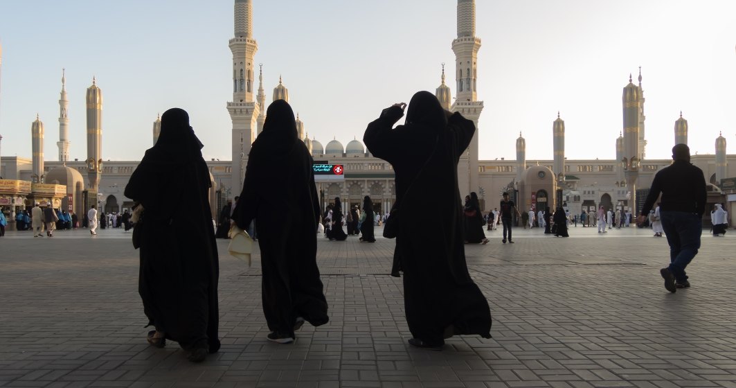 Arabia Saudita, catre turisti: Strainii care nu respecta ''decenta publica'' risca sa fie amendati