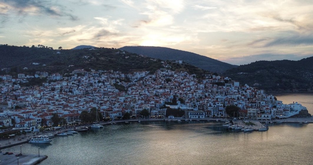 GALERIE FOTO: Skopelos, o insulă mai izolată din Grecia unde s-a filmat Mama Mia. Ce poți vedea aici