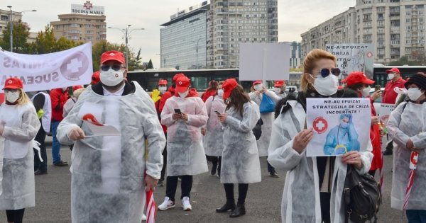Sindicaliștii din sănătate protestează în fața Ministerului Muncii. Care sunt...