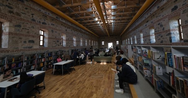 FOTO  S-a deschis cea mai mare bibliotecă din Istanbul. 4.200 de persoane o...