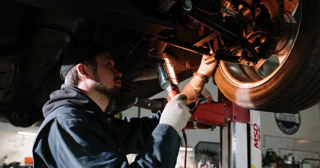 Salarii în sectorul de service și reparații: Cât câștigă un mecanic auto și un electrician