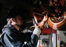 Salarii în sectorul de service și reparații: Cât câștigă un mecanic auto și...