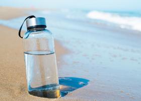 Sticle de apă personalizate - un cadou practic pentru clienți și angajați